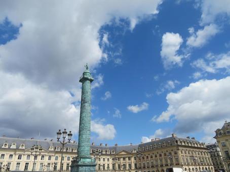 高級店が並ぶパリの有名なヴァンドーム広場 高級店が並ぶパリの有名なヴァンドーム広場 オーステルリッツ記念柱,戦争記念碑,青銅の写真素材