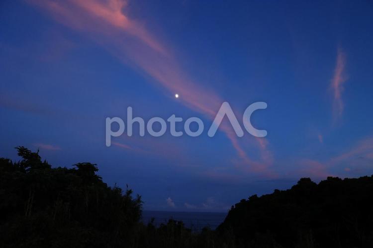 夏の夕暮れの空 夕暮れ,夕焼け,夏の写真素材