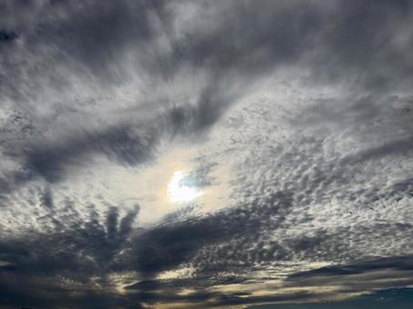 秋のうろこ雲と太陽の光 空,曇り,自然の写真素材