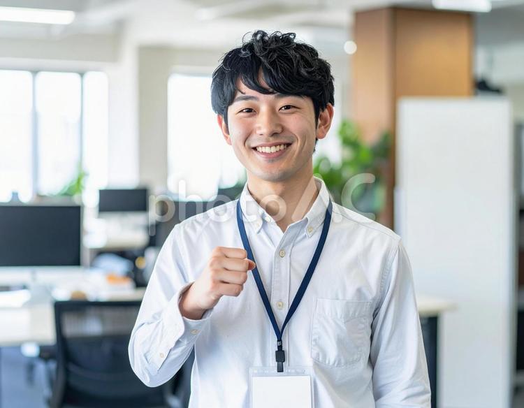ガッツポーズで笑顔の男性会社員 男性,ビジネスマン,ガッツポーズの写真素材