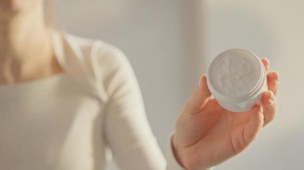 クリームを見せる女性の上半身 女性,外国人,1人の写真素材