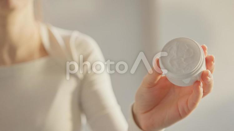 クリームを見せる女性の上半身 女性,外国人,1人の写真素材