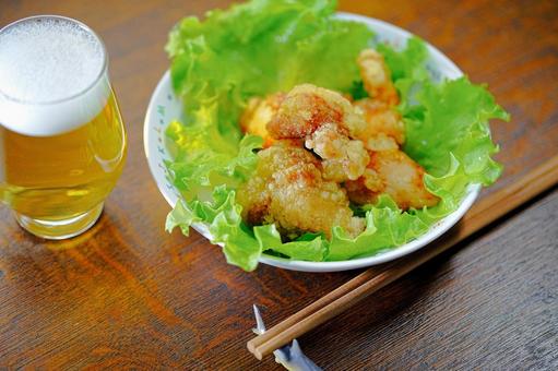 ビールと竜田揚げ ビールと竜田揚げ 食事,食卓,鶏肉料理の写真素材