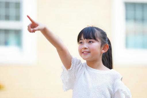 屋外で指をさす女の子 子ども,女の子,小学生の写真素材