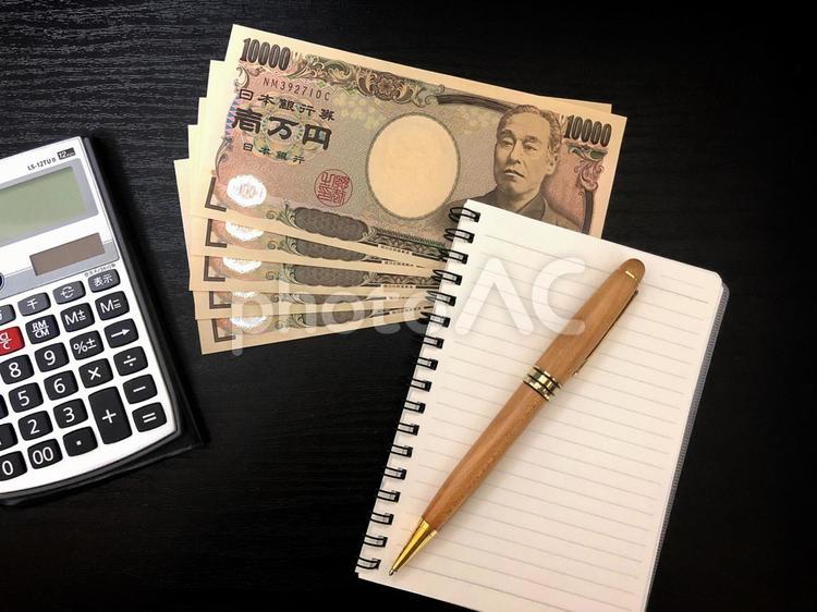 お金と電卓とノート 家計,家計簿,経理の写真素材