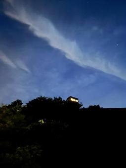 山小屋と夜空の写真