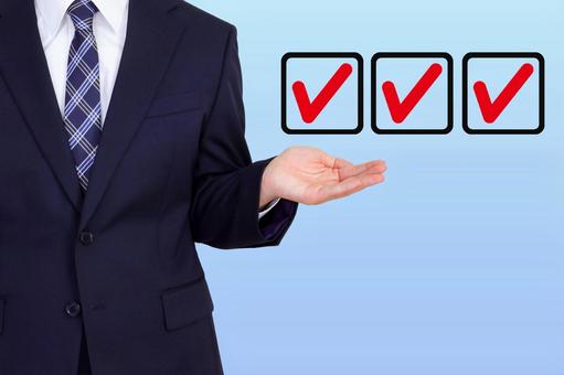 チェックを繰り返すビジネスマン 確認,チェック,完了の写真素材