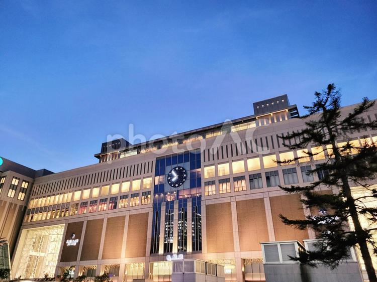 JR札幌駅　ステラプレイスと夏の夜空 jr札幌駅,札幌ステラプレイス,夜空の写真素材