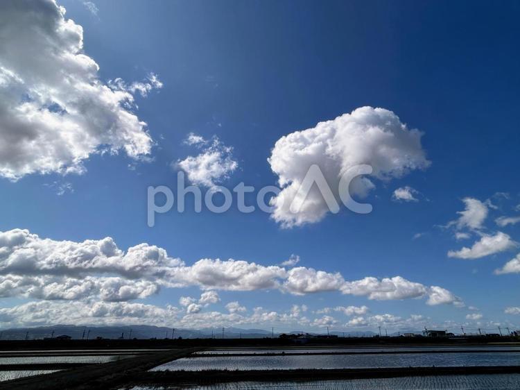 田んぼの上に浮かぶ雲＿空 空,屋外で,バックグランドの写真素材