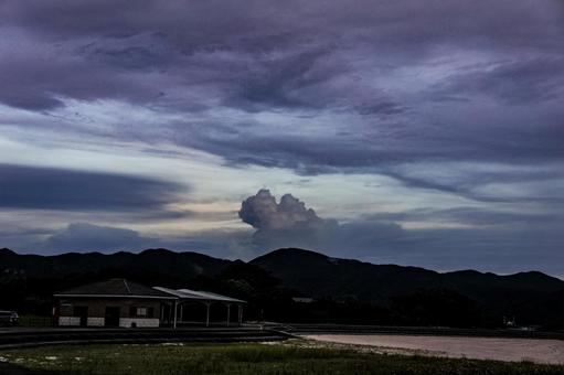 <五島の風景>どんよりと曇った夕暮れの海 <五島の風景>どんよりと曇った夕暮れの海 海,空,曇りの写真素材