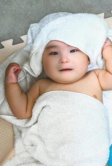 バスタオルを頭まで被った男の子 バスタオルを頭まで被った男の子の写真
