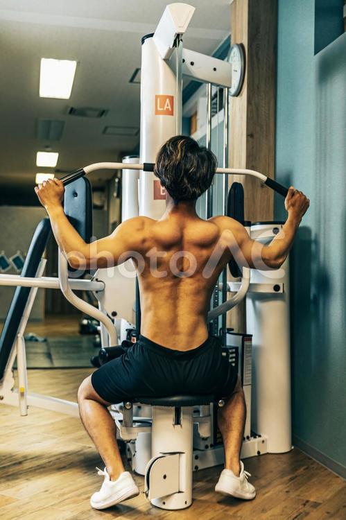 スポーツジムで背中を鍛える男性（全身） 背筋,筋トレ,男性の写真素材