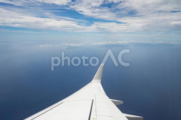 飛行機の窓から見る南の島と空 飛行機,窓,空の写真素材