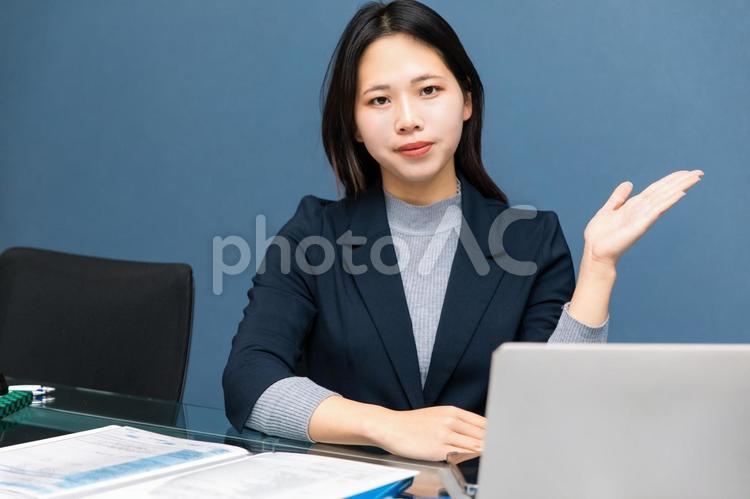 パソコンを持ってジェスチャーをする女性 パソコン,pc,ジェスチャーの写真素材