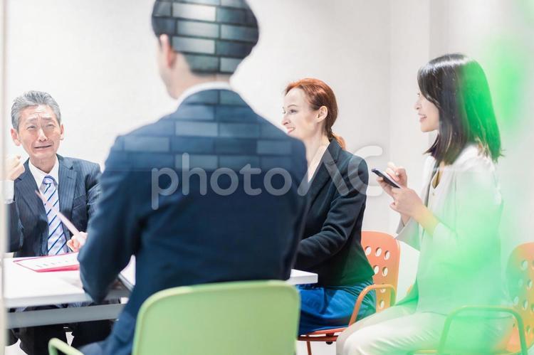 国際会議で通訳をする女性 チームワーク,パソコン,海外の写真素材