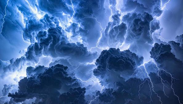 稲妻に照らされる暗雲の写真