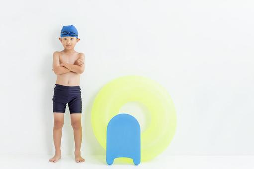 水着を着た笑顔の男の子 水着を着た笑顔の男の子 男の子,水着,白背景の写真素材