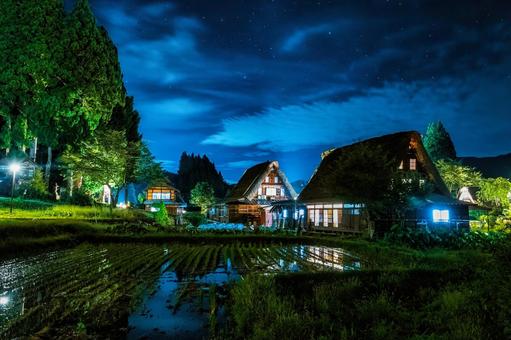 満天の星空と世界遺産の合掌造り集落 満天の星空と世界遺産の合掌造り集落の写真