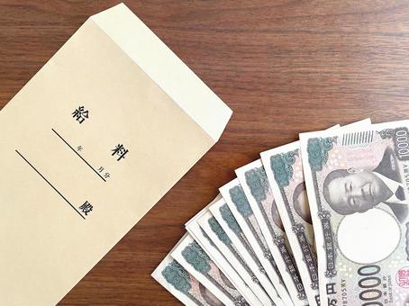木製テーブルの上の給料袋と紙幣 木製テーブルの上の給料袋と紙幣 給料日,お金,給料袋の写真素材