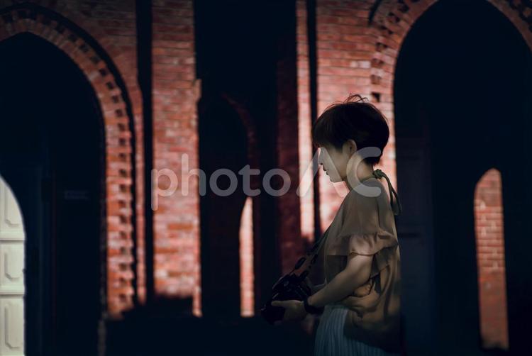 ＜素材＞夕暮れ観光地で風景写真を撮る女性 女性,人物,風景の写真素材