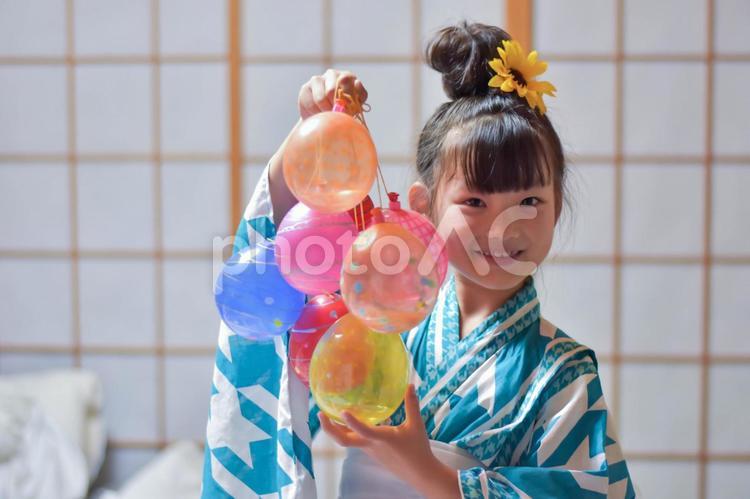 ヨーヨーと子供 子供,浴衣,夏の写真素材