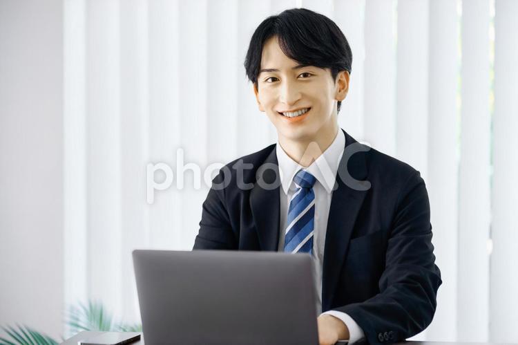 ビジネスマン　ノートパソコン　会議室 ビジネスマン,デスクワーク,ノートパソコンの写真素材