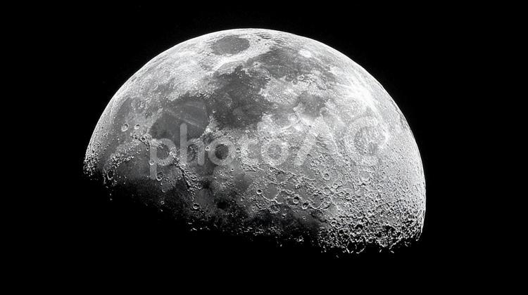 暗闇に浮かぶ神秘的な月 月,宇宙,天体の写真素材