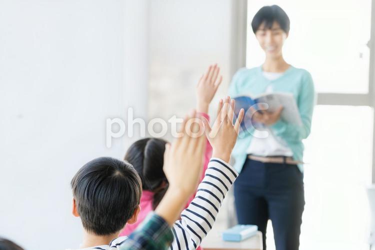 教室で挙手する小学生の授業イメージ 教室,授業,挙手の写真素材