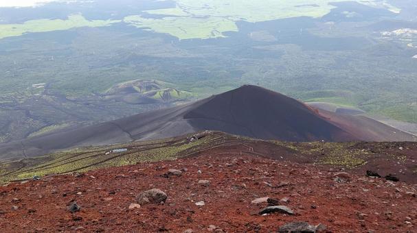 富士山頂から見下ろす宝永火口 富士山頂から見下ろす宝永火口の写真