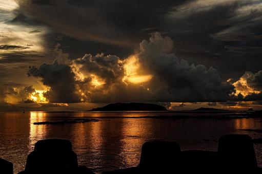 <素材>夏の雨の夕暮れの海の風景” <素材>夏の雨の夕暮れの海の風景”の写真