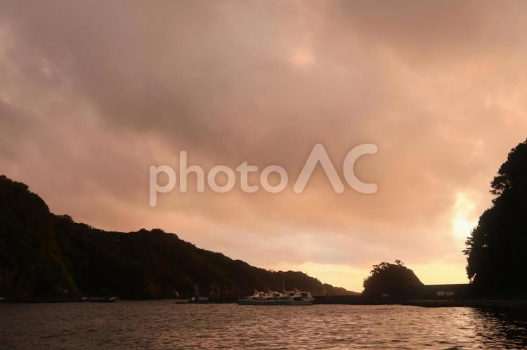 仁科港から見た美しい夕景 美しい夕陽,仁科港,太陽の写真素材