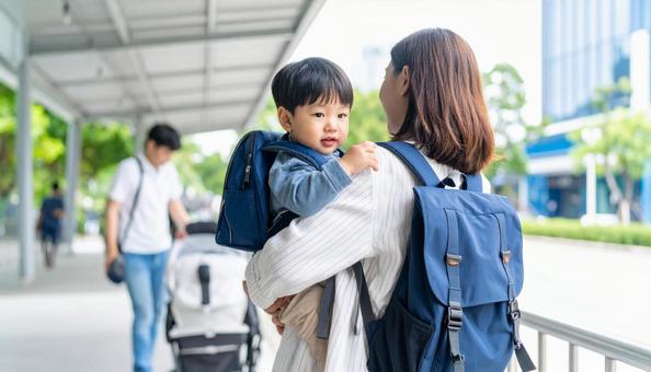 子供の送り迎えをする母親 子供の送り迎えをする母親の写真