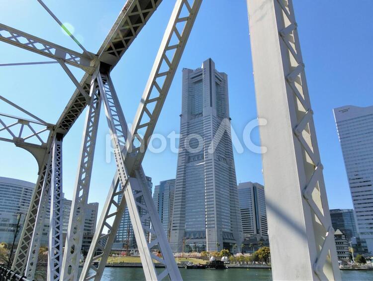 汽車道から見たランドマークタワー【横浜】 ランドマークタワー,横浜,汽車道の写真素材