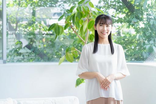 リビングでくつろぐ若い女性 リビングでくつろぐ若い女性の写真