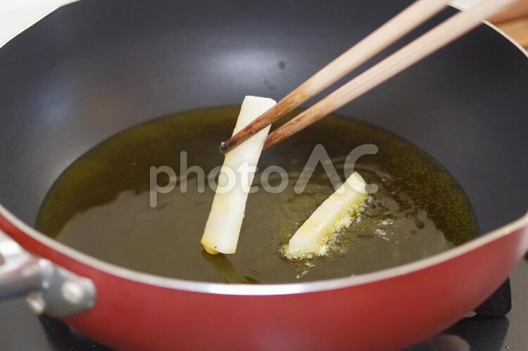 大根の天ぷらを作っている 大根,天ぷら,調理の写真素材