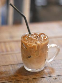 カフェで飲むシンプルなカフェラテ カフェで飲むシンプルなカフェラテの写真