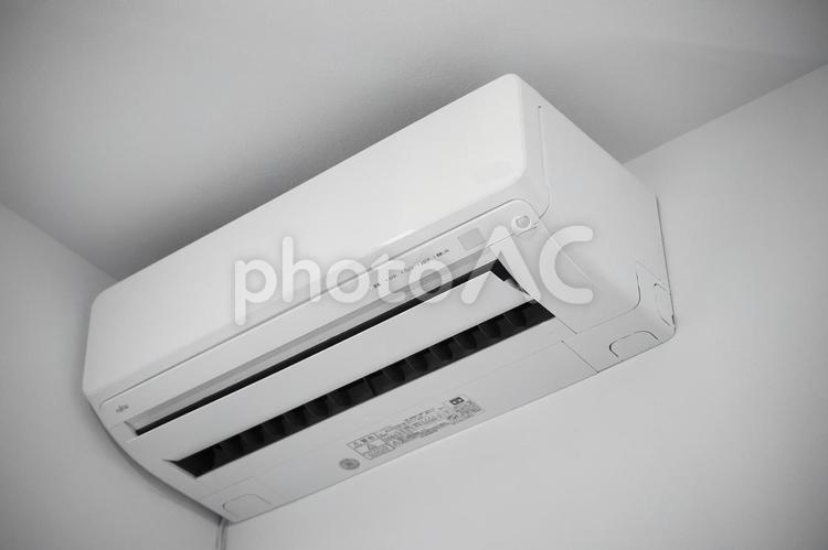 白いエアコンのある部屋 エアコン,家電,空調の写真素材