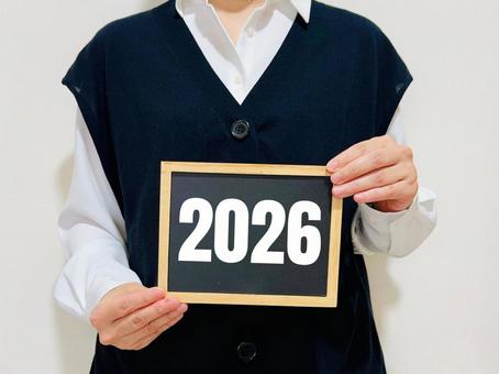 2026と書かれた黒板を持つ女性 2026,女性,西暦の写真素材