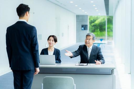 オフィスで面談するビジネスパーソン オフィスで面談するビジネスパーソン 面接,面談,笑顔の写真素材