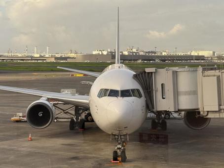 離陸に向け駐機中の飛行機 離陸に向け駐機中の飛行機 飛行機,ジェット機,滑走路の写真素材