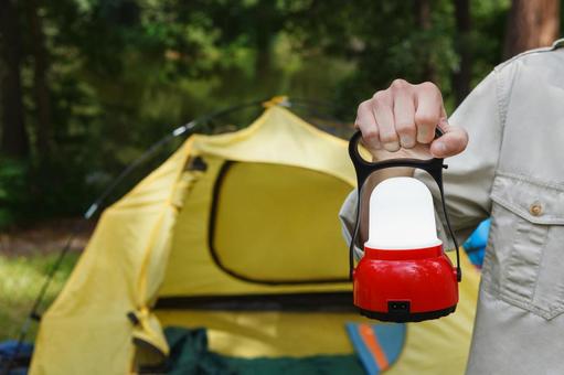 黄色いテントと赤いランタンの写真