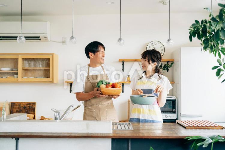 一緒に料理を作る男女（フライパンと野菜） 夫婦,料理,キッチンの写真素材