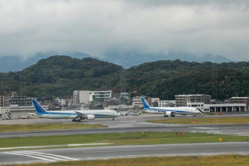 雨の中の福岡空港の航空機 飛行機,航空機,旅客機の写真素材