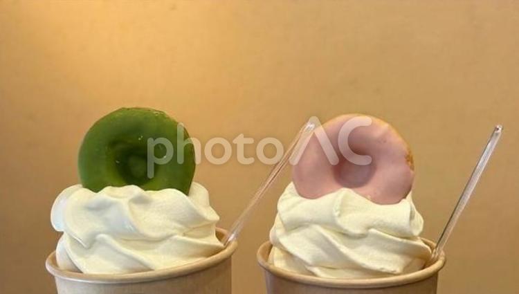 ドーナツが乗ったソフトクリーム ソフトクリーム,アイス,ドーナツの写真素材