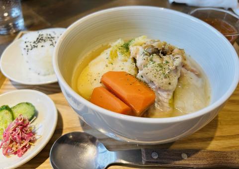 野菜がごろごろ入ったポトフ にんじん,ジャガイモ,キャベツの写真素材