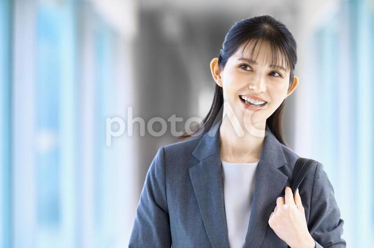 歩くビジネスウーマン　若い　会社 ビジネスウーマン,笑顔,歩くの写真素材