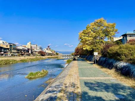 秋の京都鴨川三条河原2 三条河原,三条,四条の写真素材