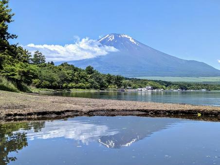 晩春の山中湖畔の風景 富士山,mtfuji,山中湖の写真素材