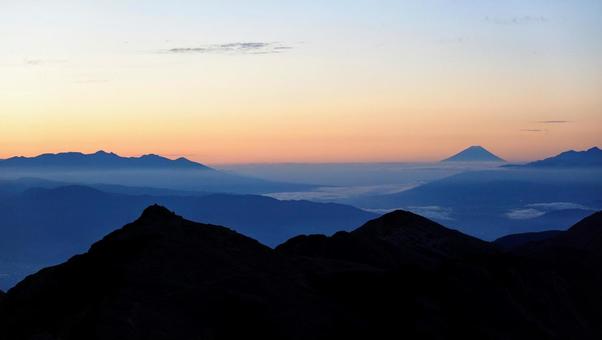 大天井岳の夜明け 大天井岳の夜明けの写真