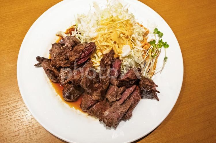 ステーキ｜真俯瞰 ステーキ,牛肉,スライスの写真素材